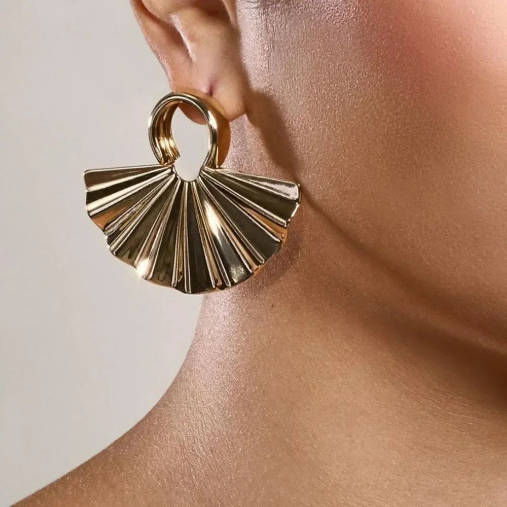 gold fan earrings H198
